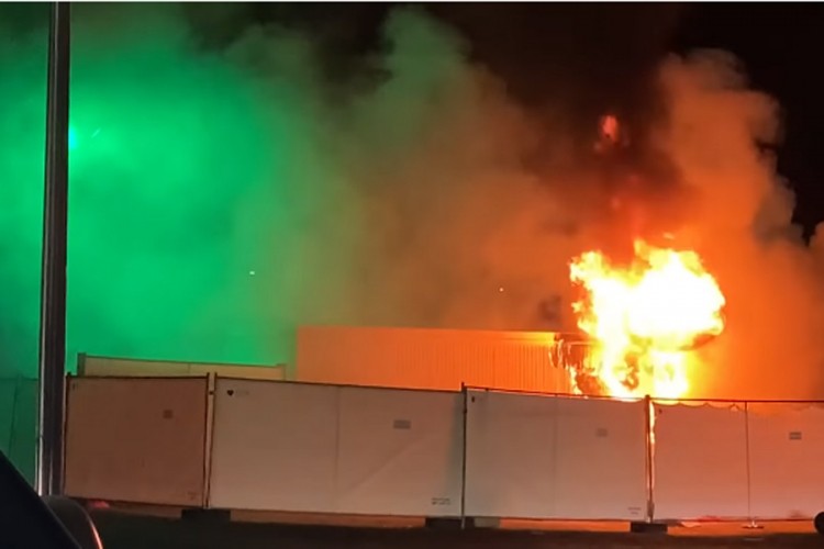 Neredi u Holandiji, demonstranti zapali laboratoriju za testiranje