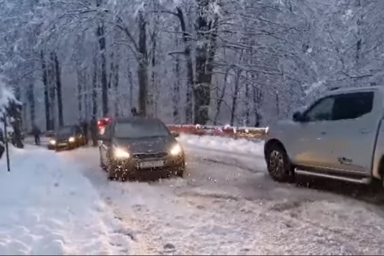 Snijeg u Lici i Gorskom kotaru otežao saobraćaj