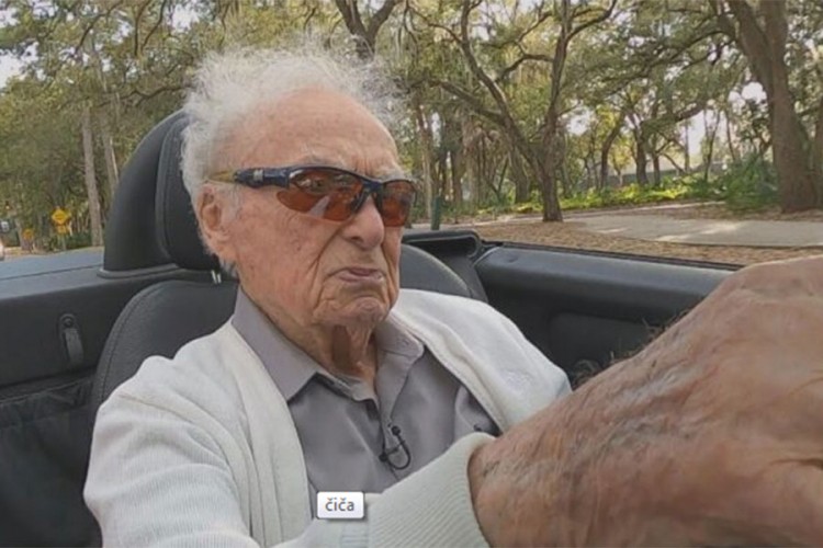 Ima 107 godina, a još uvijek vozi