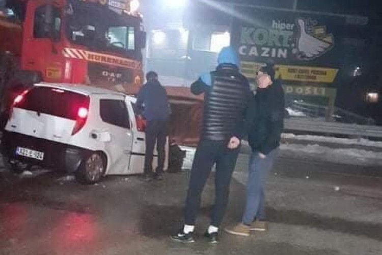 Detalji tragedije u Cazinu: Vatrogasci rezali auto da izvuku stradale mladiće