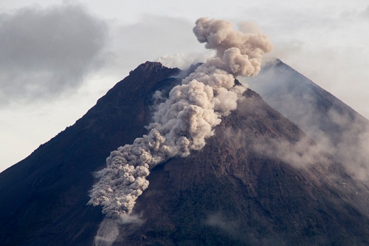 Proradio vulkan u Indoneziji, lava prekrila puteve