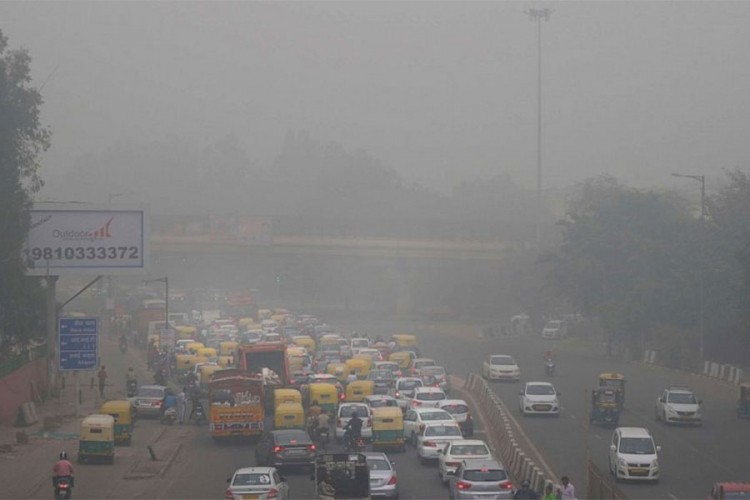 Nju Delhi u magli i smogu, vidljivost ravna nuli