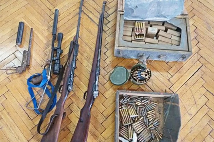 U pretresima u Slatini pronađene puške, pištolji i mine