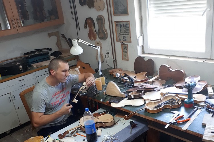 Tuzlak Mensur Avdić sačuvao porodičnu tradiciju izrade violina