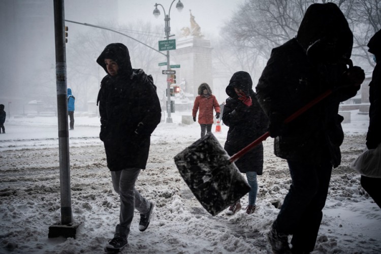 Život u Njujorku u zastoju, snježna oluja zahvatila istočnu obalu SAD