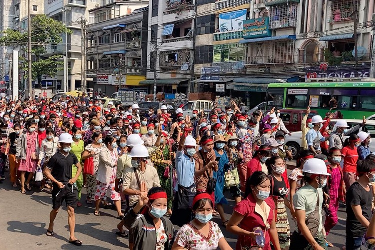 Hiljade ljudi na ulicama Mjanmara, hunta blokirala društvene mreže