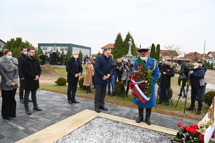 Dodik položio cvijeće na grobove Mićića i Bobara