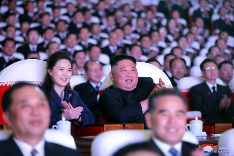 Supruga Kim Jong Una u javnosti poslije godinu dana