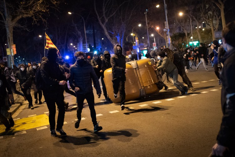 Sukobi zbog repera u Španiji, vatra na ulicama, suzavac i gumeni meci