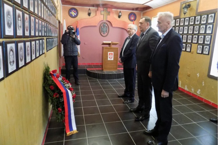 Dodik položio vijenac u spomen-sobi u Srebrenici