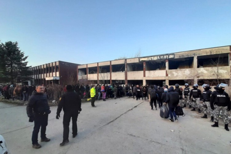 Akcija policije u Bihaću: Oko 200 migranata iz grada izmješteno u Lipu
