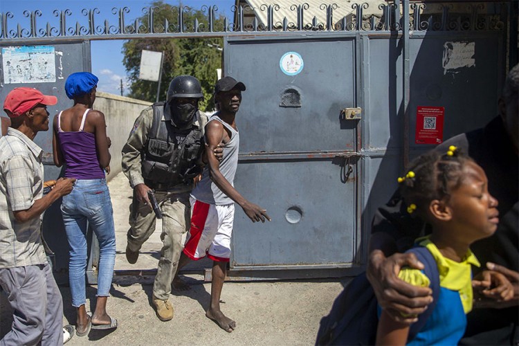 Pobjeglo 400 zatvorenika na Haitiju, među ubijenima šef podzemlja