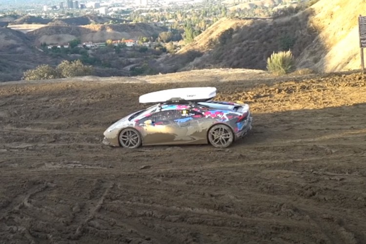 Bogati influenser se zabavlja "mučenjem" Lamborghinija u blatu