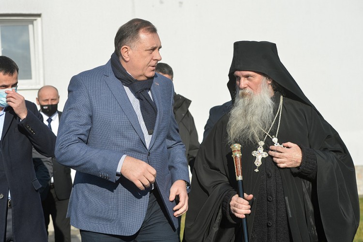 Dodik stigao u manastir Jasenovac, stigao i patrijarh Porfirije