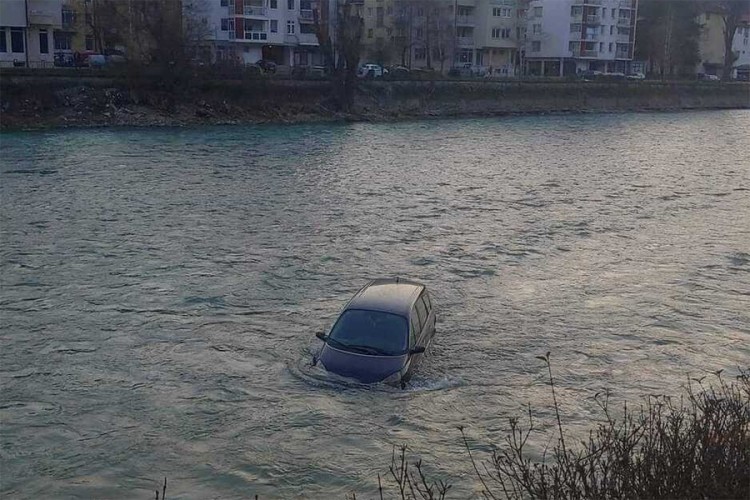 Automobil bez vozača sletio u Neretvu