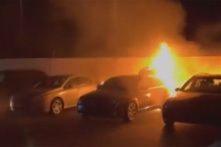 Pogledajte kako vatra guta automobile u auto-kući kod Viteza