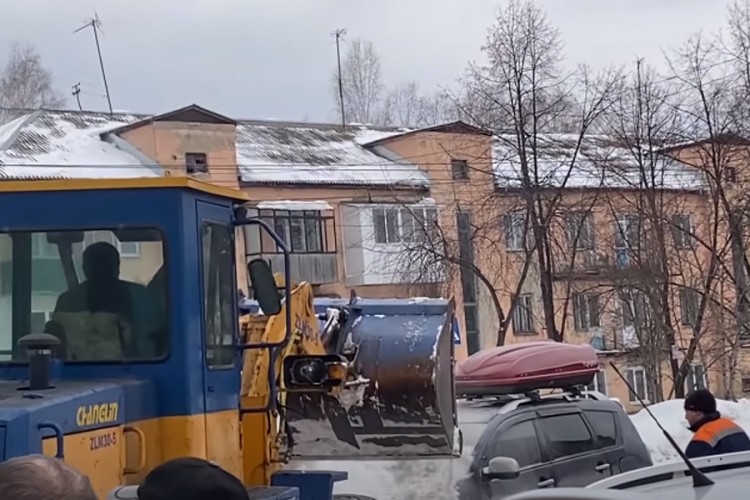 Ovako Rusi gase automobil u plamenu
