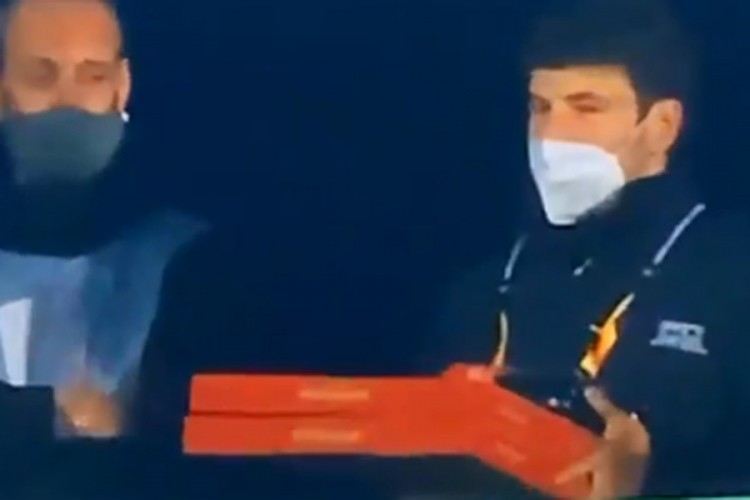 Nesvakidašnji prizor: Ko je naručio picu usred utakmice?