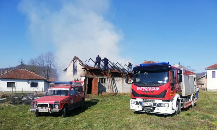 Požar u Bratuncu - vatra se sa njive proširila na pomoćni objekat
