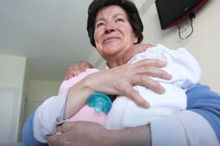 Rodila blizance u 65. godini, sud joj oduzeo djecu