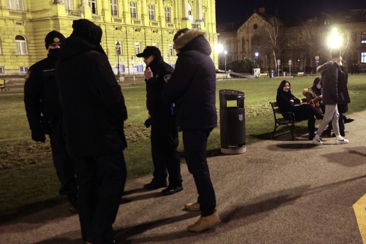 Policija u Zagrebu dežurala na trgu da se mladi ne bi okupljali
