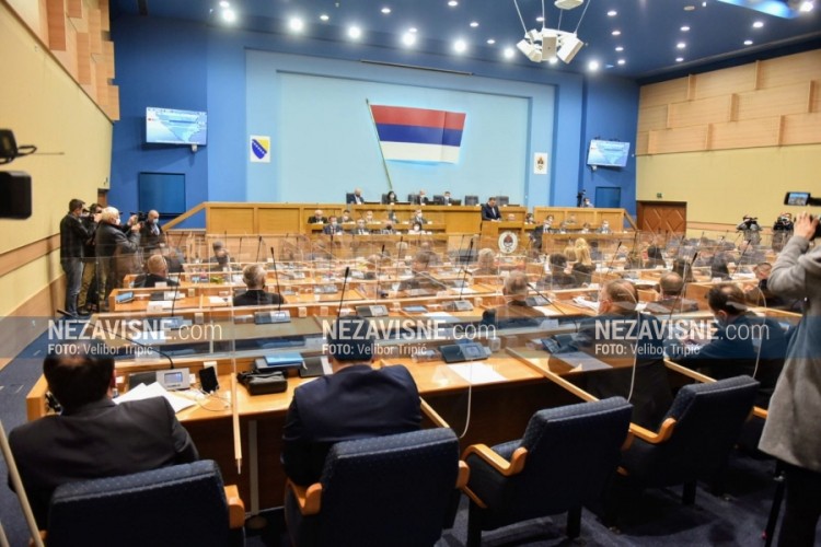 Parlament Srpske usvojio zaključke: Ukinuti visokog predstavnika