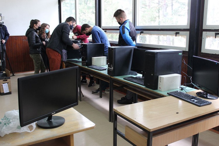 Nestro donacija računarske opreme školi u Prnjavoru