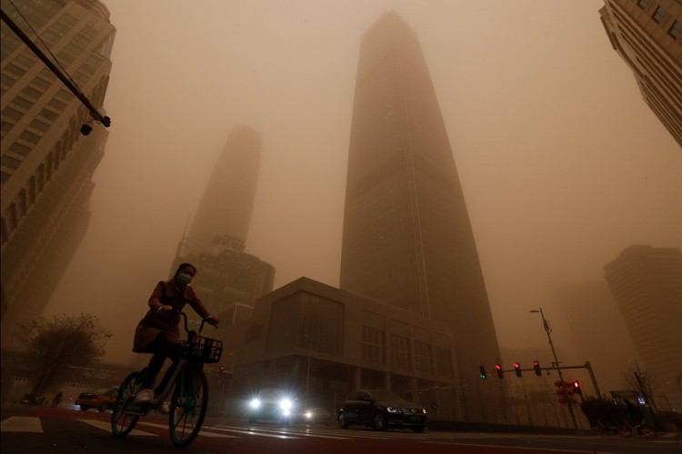 Peking osvanuo u oblaku pijeska