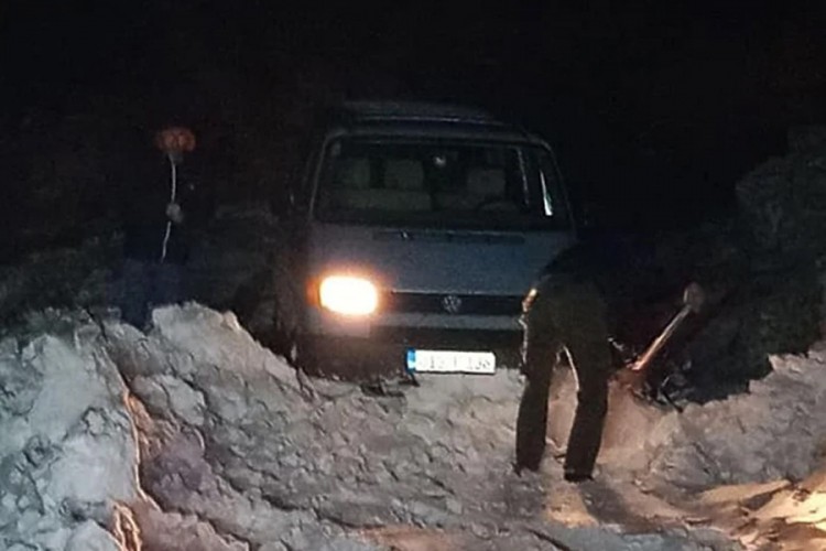 Vatrogasci spasili dva putnika zametna u snijegu kod Konjica