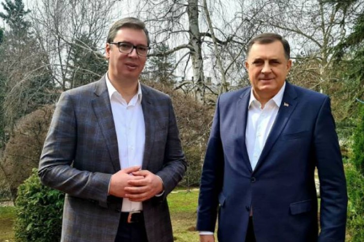 Vučić uručuje Dodiku respiratore i medicinsku opremu