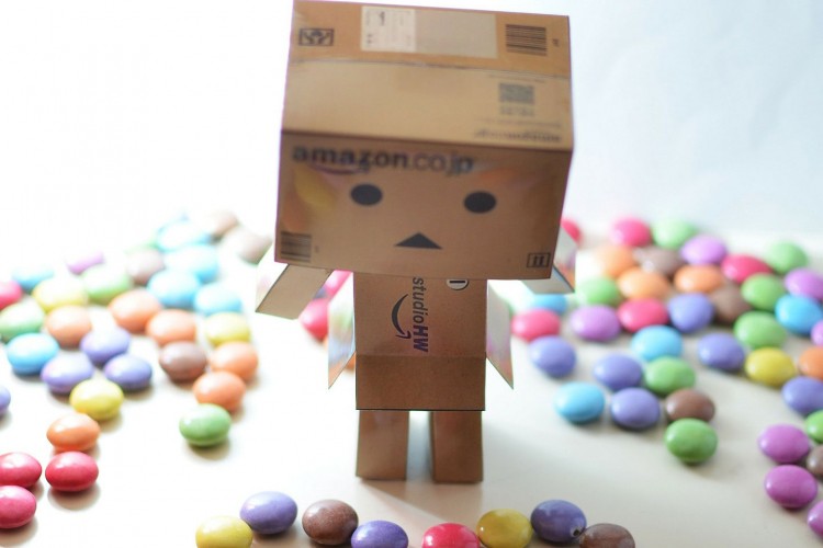 Robot koji nudi slatkiše u prodavnici