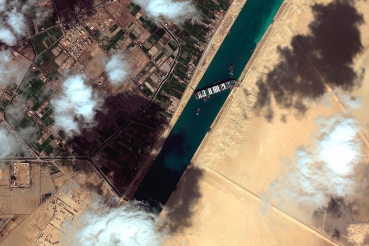Brod pomjeren, Suecki kanal i dalje blokiran