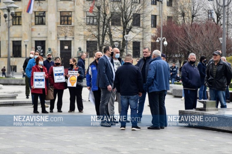 Građani Banjaluke ispred Gradske uprave daju podršku Stanivuković