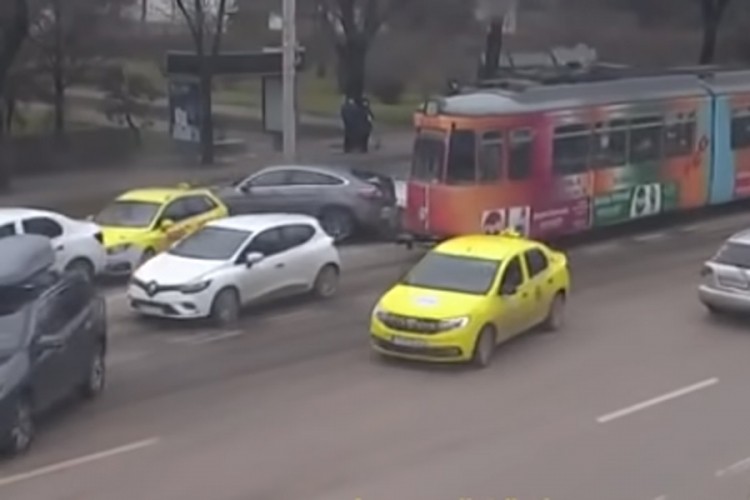 Tramvaj ostao bez kočnica i "pokosio" automobile