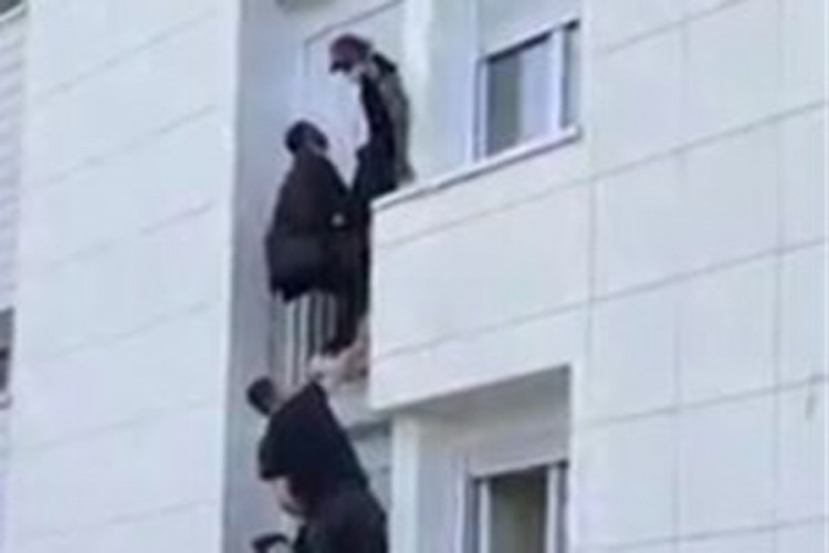 Dramatičan snimak spasavanja porodice iz požara: Bebu bacili sa balkona