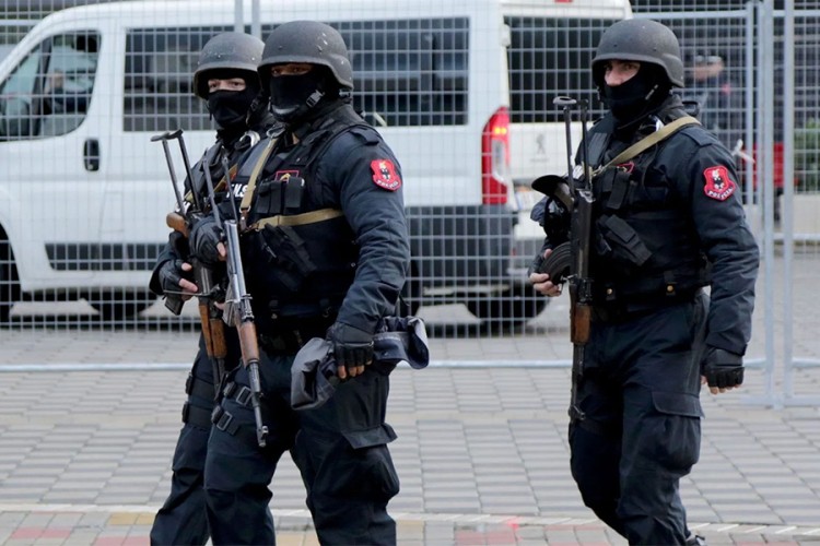 U Tirani zaplijenjen arsenal naoružanja, uhapšeno pet osoba