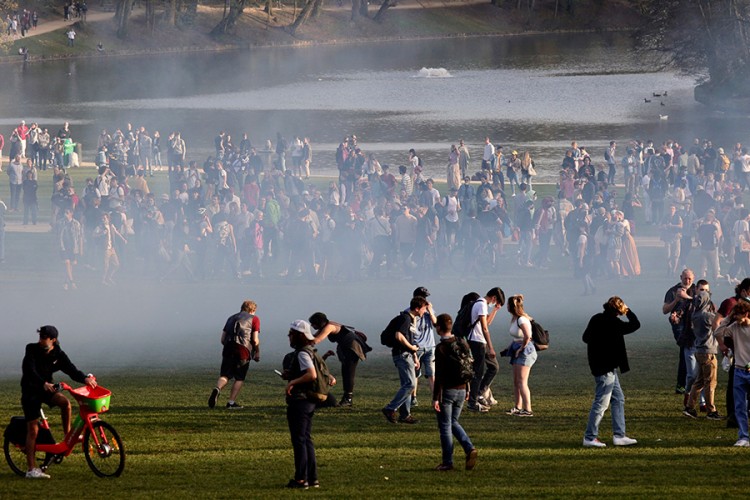 Policija vodenim topovima razbila žurku u parku u Briselu