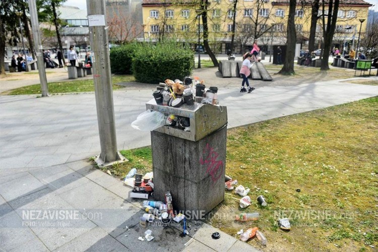 Smeće na javnim površinama ostaje, građanima se odvozi otpad