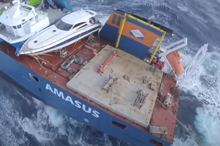 Teretni brod zahvatilo nevrijeme, objavljen dramatičan snimak spasavanja posade