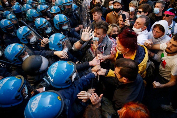 Protesti u Rimu ispred parlamenta, povrijeđen policajac