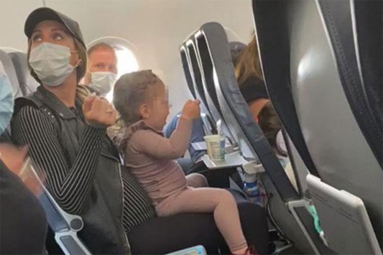 Ispraznili cijeli avion jer djevojčica nije stavila masku