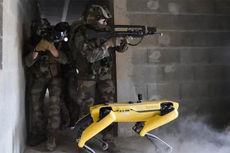 Francuska vojska testirala robotskog psa u simulaciji borbe