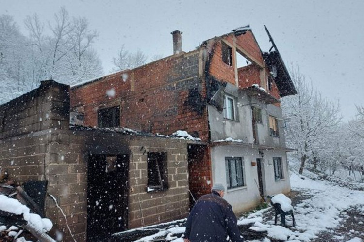Ćejvanovićima potrebna pomoć za obnovu izgorjele kuće