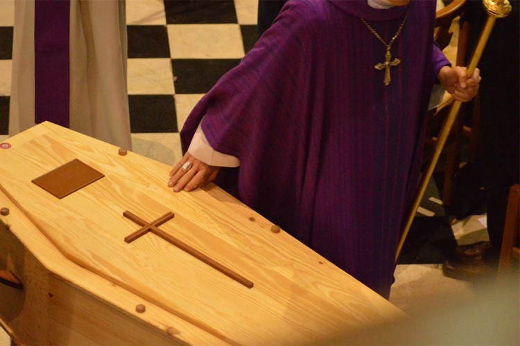 Sveštenik pijan došao na sahranu, srušio krst i vijence