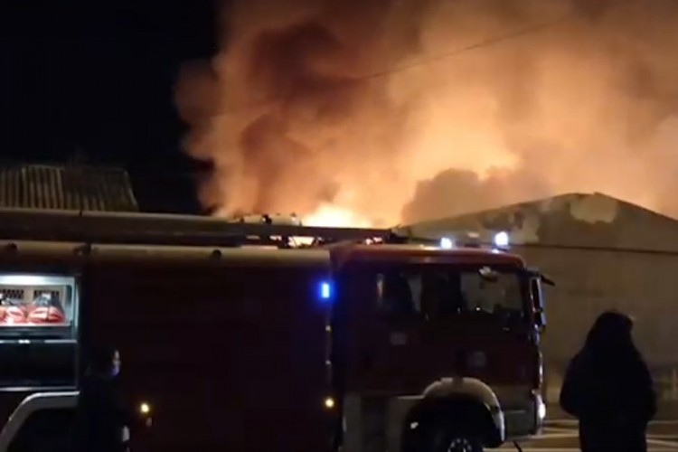 Veliki požar u Nišu, deset porodica ostalo bez krova nad glavom