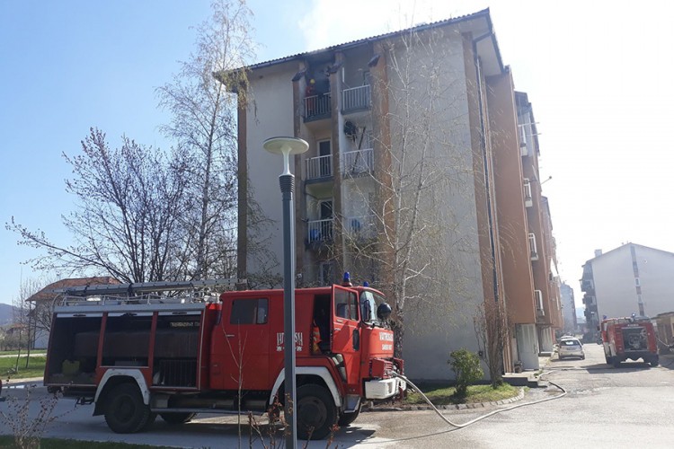 Požar u Sanskom Mostu: Izgorio jedan stan, više njih oštećeno