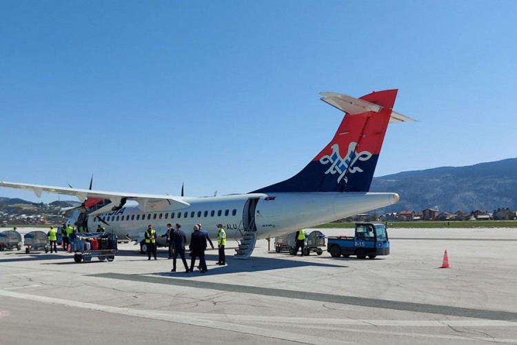 U Sarajevo stigao avion sa doniranim vakcinama iz Srbije