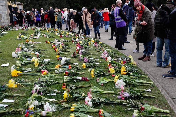 Britanci odaju poštu princu Filipu, cvijeće ispred palate