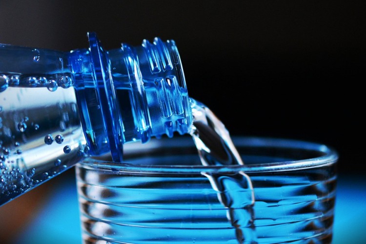 Da li je zdravo piti vodu koja je preko noći ostala u čaši