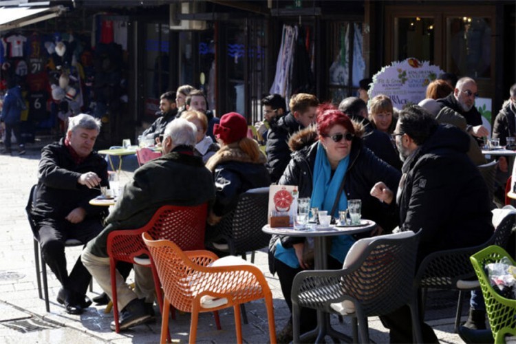 Bašte sarajevskih kafića prepune gostima
